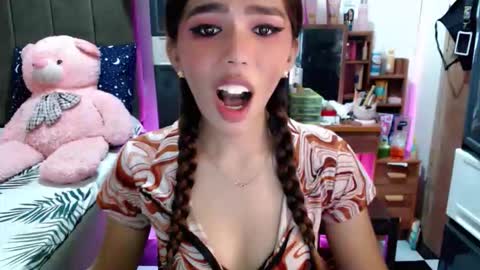 holy_molly1 online show from November 10, 2025, 1:10 pm