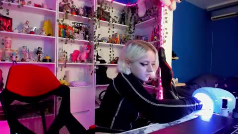 Snapshot of holy_rumi chatting on December 5, 2025, 10:35 am Rumi online show from December 5, 2025, 10:35 am