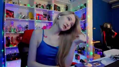 Snapshot of holy_rumi chatting on December 16, 2025, 9:25 am Rumi online show from December 16, 2025, 9:25 am