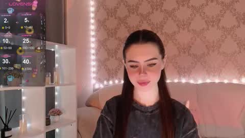 Mia online show from November 23, 2025, 3:28 am