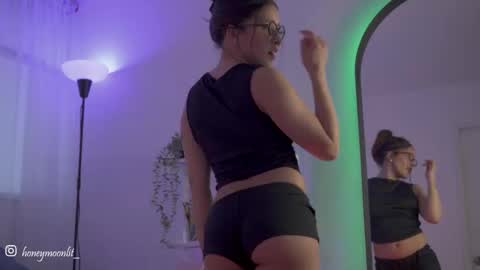 Snapshot of honeeeey_ chatting on September 15, 2025, 10:32 pm honeeeey_ online show from September 15, 2025, 10:32 pm