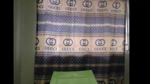 Snapshot of honey_dollxx chatting on October 4, 2025, 10:35 am Flora online show from October 4, 2025, 10:35 am