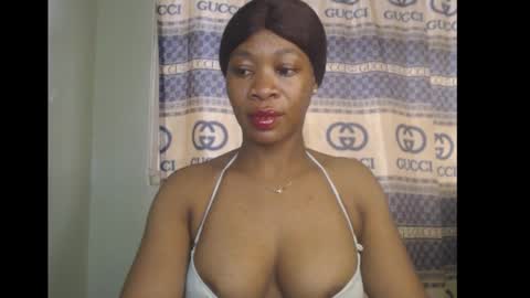 Snapshot of honey_dollxx chatting on October 22, 2025, 8:36 am Flora online show from October 22, 2025, 8:36 am