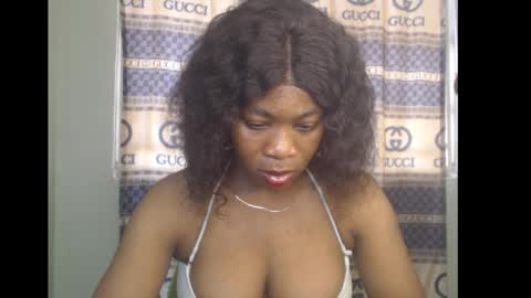 Snapshot of honey_dollxx chatting on October 26, 2025, 8:42 am Flora online show from October 26, 2025, 8:42 am