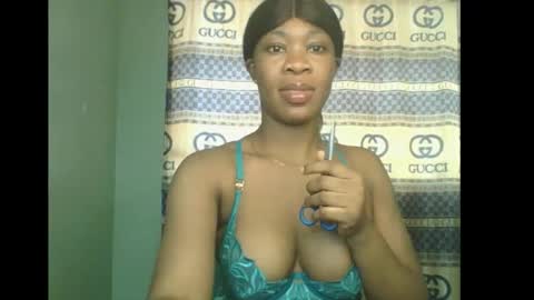 Snapshot of honey_dollxx chatting on November 12, 2025, 9:10 am Flora online show from November 12, 2025, 9:10 am