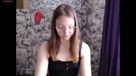 Snapshot of honey_mood chatting on December 16, 2024, 9:35 am Lina online show from December 16, 2024, 9:35 am