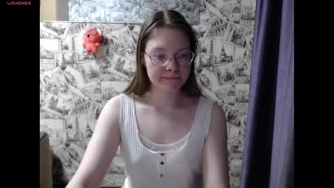 Snapshot of honey_mood chatting on December 19, 2024, 2:57 pm Lina online show from December 19, 2024, 2:57 pm