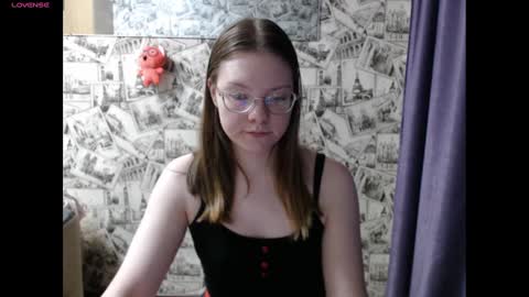 Snapshot of honey_mood chatting on December 20, 2024, 2:49 pm Lina online show from December 20, 2024, 2:49 pm