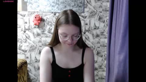 Snapshot of honey_mood chatting on December 22, 2024, 11:00 am Lina online show from December 22, 2024, 11:00 am