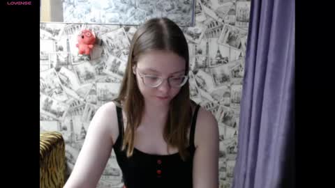 Snapshot of honey_mood chatting on December 22, 2024, 2:16 pm Lina online show from December 22, 2024, 2:16 pm