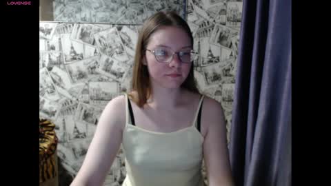 Snapshot of honey_mood chatting on December 26, 2024, 12:38 pm Lina online show from December 26, 2024, 12:38 pm