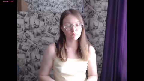 Snapshot of honey_mood chatting on January 1, 2025, 10:11 am Lina online show from January 1, 2025, 10:11 am