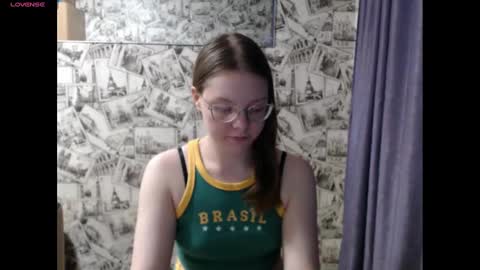 Snapshot of honey_mood chatting on January 15, 2025, 12:25 pm Lina online show from January 15, 2025, 12:25 pm