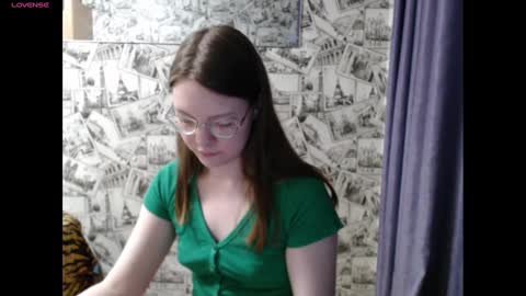 Snapshot of honey_mood chatting on January 16, 2025, 2:51 pm Lina online show from January 16, 2025, 2:51 pm