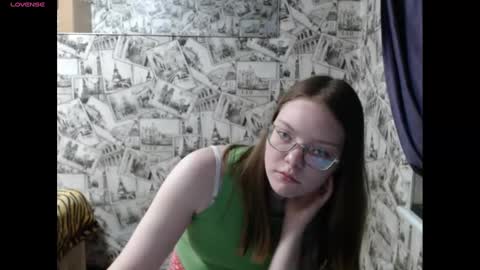 Snapshot of honey_mood chatting on January 17, 2025, 2:50 pm Lina online show from January 17, 2025, 2:50 pm