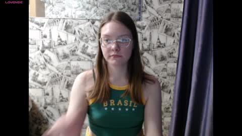 Snapshot of honey_mood chatting on January 18, 2025, 1:40 pm Lina online show from January 18, 2025, 1:40 pm