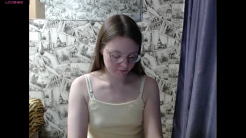 Snapshot of honey_mood chatting on January 20, 2025, 3:07 pm Lina online show from January 20, 2025, 3:07 pm