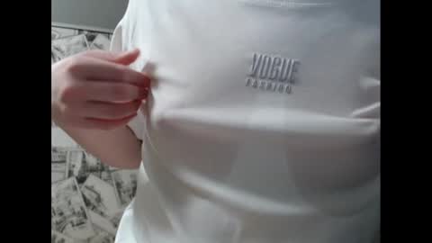 Snapshot of honey_mood chatting on February 13, 2025, 3:24 pm Lina online show from February 13, 2025, 3:24 pm