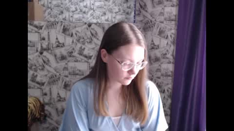 Snapshot of honey_mood chatting on February 14, 2025, 10:49 am Lina online show from February 14, 2025, 10:49 am