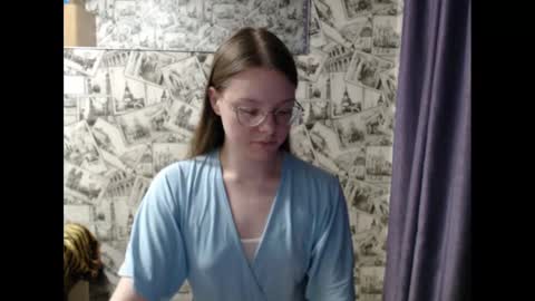 Snapshot of honey_mood chatting on February 14, 2025, 1:51 pm Lina online show from February 14, 2025, 1:51 pm