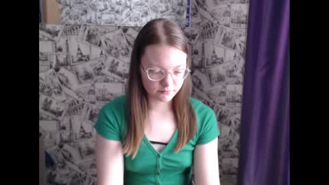 Snapshot of honey_mood chatting on February 15, 2025, 9:38 am Lina online show from February 15, 2025, 9:38 am