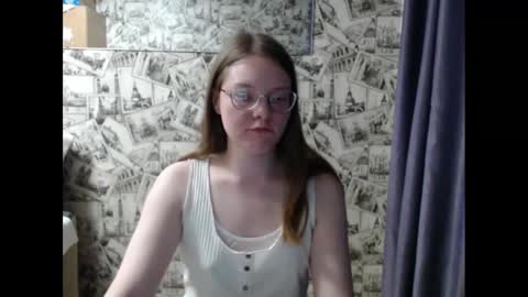Snapshot of honey_mood chatting on February 26, 2025, 2:03 pm Lina online show from February 26, 2025, 2:03 pm