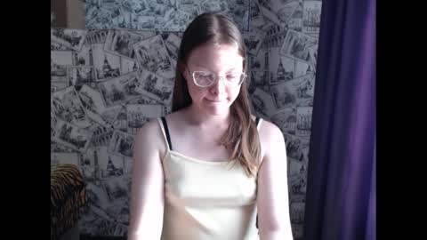 Snapshot of honey_mood chatting on February 28, 2025, 12:09 pm Lina online show from February 28, 2025, 12:09 pm