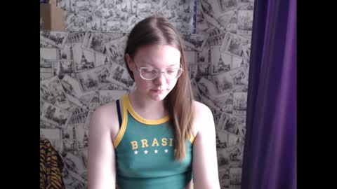 Snapshot of honey_mood chatting on March 2, 2025, 9:10 am Lina online show from March 2, 2025, 9:10 am