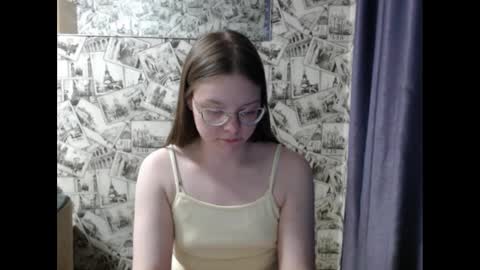 Snapshot of honey_mood chatting on March 4, 2025, 2:42 pm Lina online show from March 4, 2025, 2:42 pm