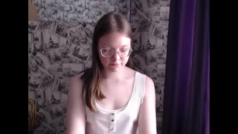 Snapshot of honey_mood chatting on March 10, 2025, 12:04 pm Lina online show from March 10, 2025, 12:04 pm