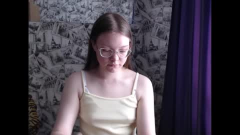 Snapshot of honey_mood chatting on March 12, 2025, 8:41 am Lina online show from March 12, 2025, 8:41 am