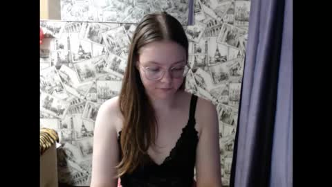 Snapshot of honey_mood chatting on September 10, 2025, 2:28 pm Lina online show from September 10, 2025, 2:28 pm