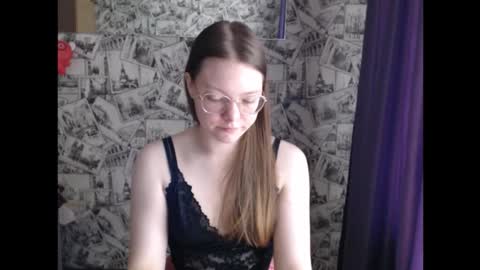 Snapshot of honey_mood chatting on September 15, 2025, 9:31 am Lina online show from September 15, 2025, 9:31 am