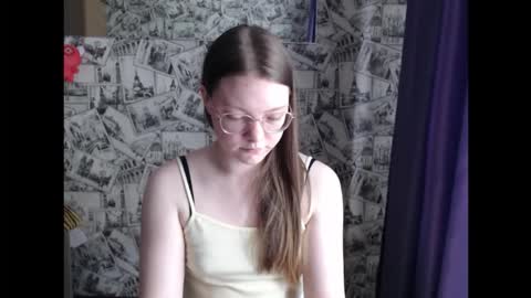 Snapshot of honey_mood chatting on September 17, 2025, 9:00 am Lina online show from September 17, 2025, 9:00 am
