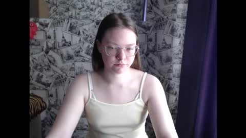 Snapshot of honey_mood chatting on September 23, 2025, 8:28 am Lina online show from September 23, 2025, 8:28 am