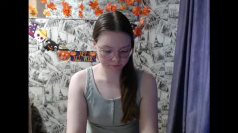 Snapshot of honey_mood chatting on November 1, 2025, 10:06 am Lina online show from November 1, 2025, 10:06 am