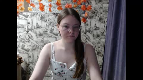 Snapshot of honey_mood chatting on November 15, 2025, 11:40 am Lina online show from November 15, 2025, 11:40 am
