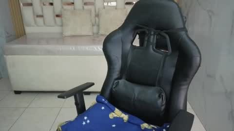 HONEY  online show from April 29, 2026, 1:37 pm