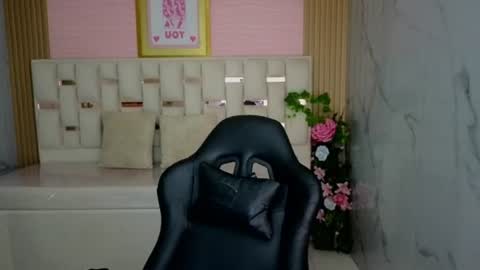 HONEY  online show from June 16, 2026, 1:14 pm