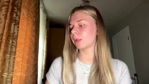 Snapshot of honeyaskren chatting on June 1, 2026, 12:07 pm Klara online show from June 1, 2026, 12:07 pm