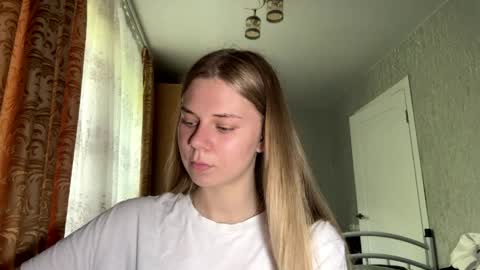 Snapshot of honeyaskren chatting on June 2, 2026, 10:06 am Klara online show from June 2, 2026, 10:06 am