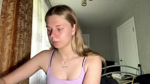 Snapshot of honeyaskren chatting on June 10, 2026, 10:03 am Klara online show from June 10, 2026, 10:03 am