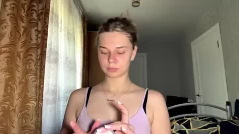 Snapshot of honeyaskren chatting on July 2, 2026, 9:04 am Klara online show from July 2, 2026, 9:04 am