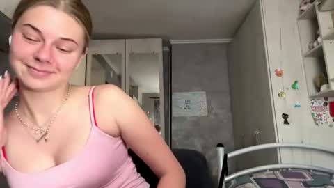 Snapshot of honeyaskren chatting on July 12, 2026, 12:51 pm Klara online show from July 12, 2026, 12:51 pm