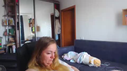 Snapshot of honeydewmolly chatting on July 7, 2026, 9:35 am HoneydewMolly online show from July 7, 2026, 9:35 am