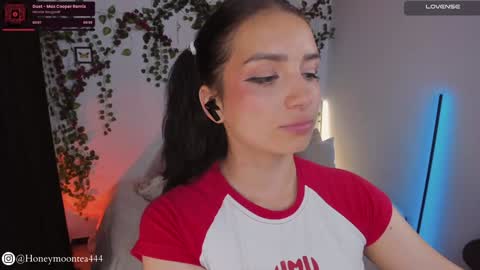 Snapshot of honeymoontea chatting on February 4, 2025, 9:52 pm online show from February 4, 2025, 9:52 pm