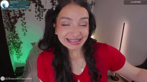 Snapshot of honeymoontea chatting on February 6, 2025, 12:22 am online show from February 6, 2025, 12:22 am