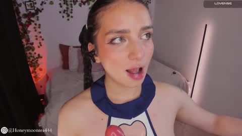 Snapshot of honeymoontea chatting on February 25, 2025, 11:44 pm online show from February 25, 2025, 11:44 pm