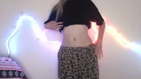 Snapshot of honeyveil chatting on May 9, 2026, 11:37 am honeyveil online show from May 9, 2026, 11:37 am