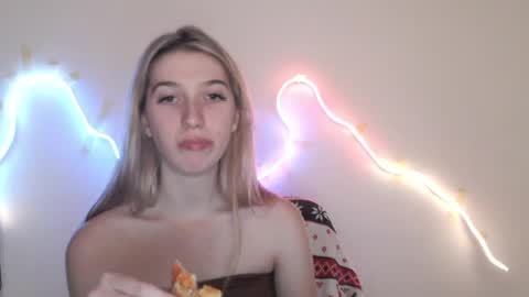Snapshot of honeyveil chatting on May 13, 2026, 12:13 pm honeyveil online show from May 13, 2026, 12:13 pm